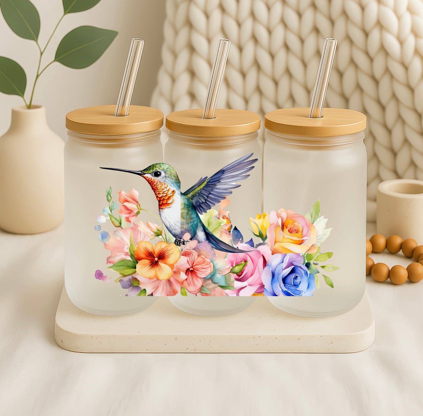 Glazen drinkbeker met kolibrie en bloemenontwerp