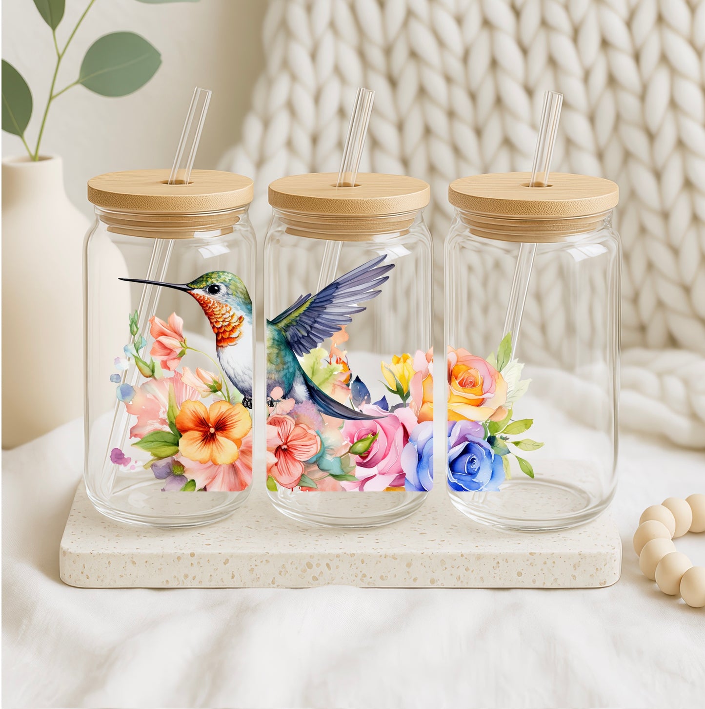 Glazen drinkbeker met kolibrie en bloemenontwerp