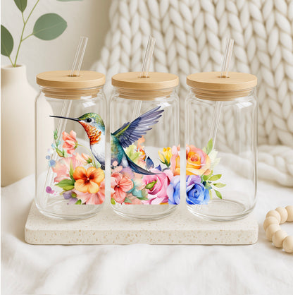 Glazen drinkbeker met kolibrie en bloemenontwerp