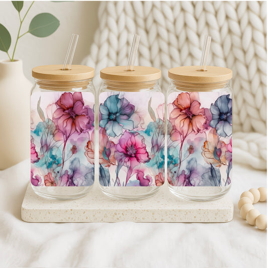 Glazen bekers met pastel aquarel bloemen