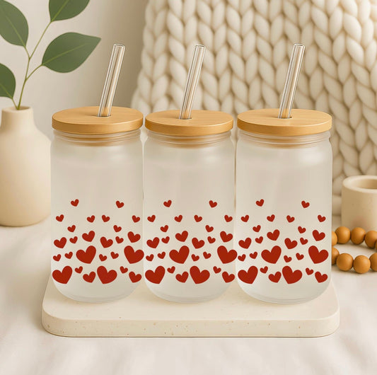 Glazen beker met rode hartjes