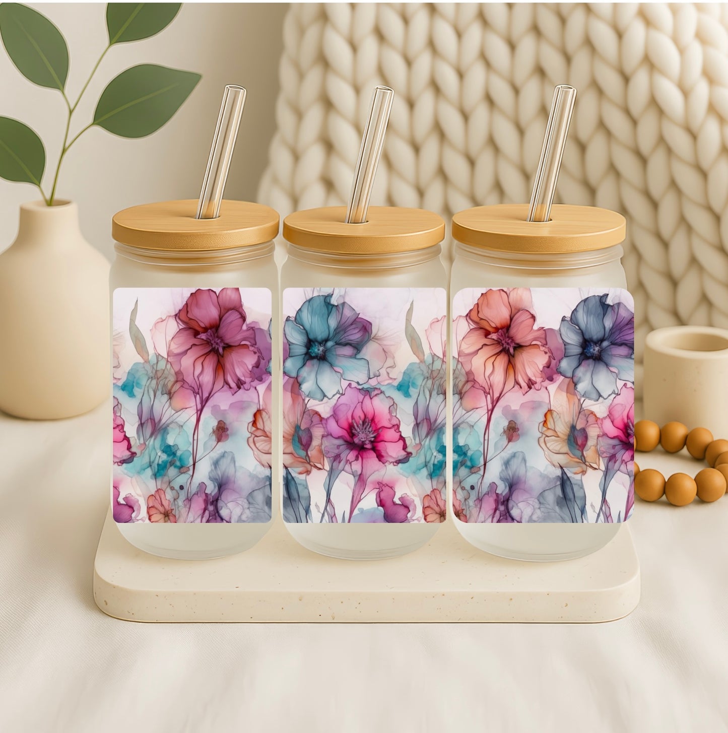Glazen bekers met pastel aquarel bloemen