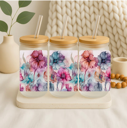 Glazen bekers met pastel aquarel bloemen